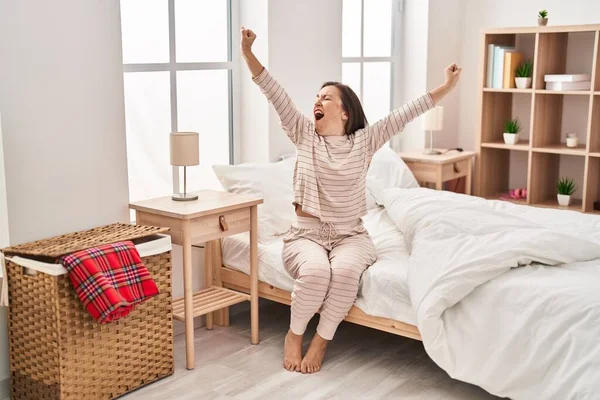 Mujer Mediana Edad Que Despierta Estirando Los Brazos Dormitorio — Foto de Stock