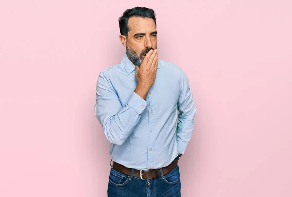Sakallı Gömleği Giyen Orta Yaşlı Bir Adam Ağzıyla Ağzını Kapatmaktan — Stok fotoğraf