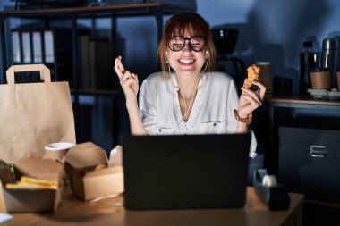 Bilgisayarla çalışan ve yemek dağıtan genç bir kadın umut ve gözlerin kapalı gülümseyerek bana işaret etti. Şans ve batıl inançlar. 