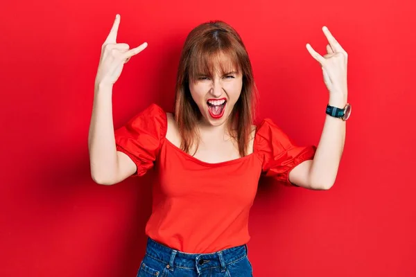 Ruiva Jovem Mulher Vestindo Casual Camiseta Vermelha Gritando Com Expressão — Fotografia de Stock