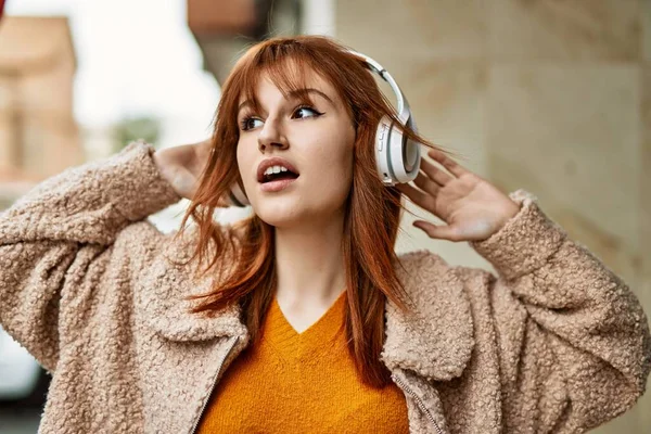 Jong Roodharig Meisje Glimlachen Gelukkig Met Behulp Van Koptelefoon Stad — Stockfoto