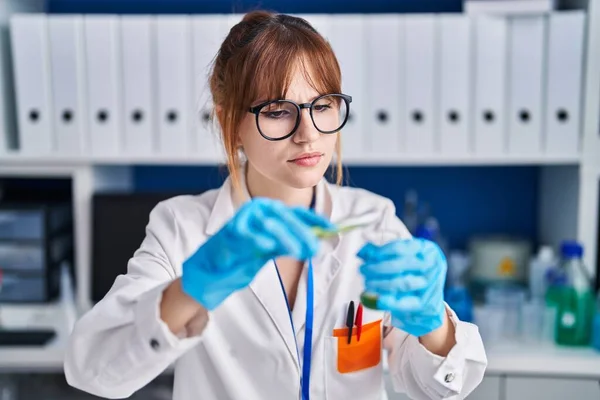 Laboratuvarda Sıvıyı Ölçen Genç Kadın Bilim Adamı — Stok fotoğraf
