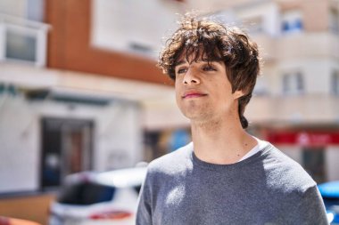 Sokakta duran gevşek yüzlü İspanyol genç adam.