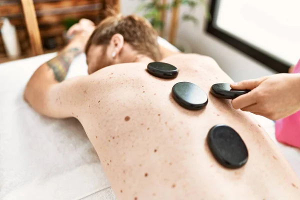 Jonge Roodharige Man Met Rug Massage Met Behulp Van Zwarte — Stockfoto