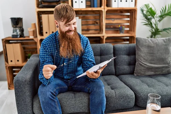 Young Redhead Man Psychology Having Session Clinic — Stok fotoğraf