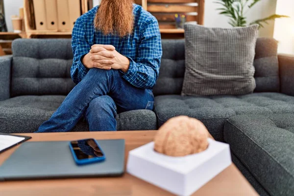 Junge Rotschopf Mann Psychologie Patient Mit Sitzung Der Klinik — Stockfoto