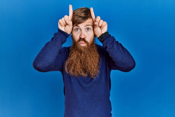 Hombre Pelirrojo Con Barba Larga Usando Suéter Azul Casual Sobre — Foto de Stock