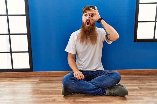 Hombre Pelirrojo Con Barba Larga Sentado Suelo Habitación Vacía Haciendo —  Fotos de Stock
