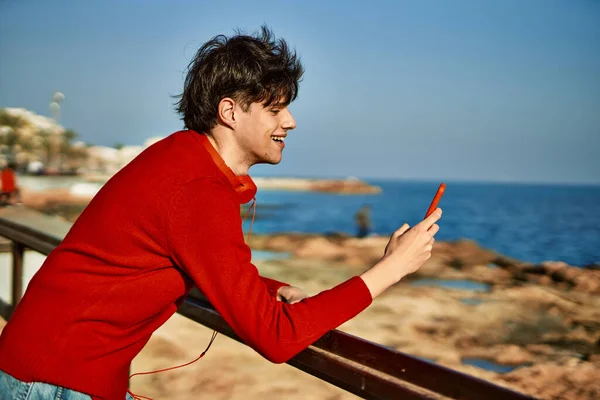 Jovem Hispânico Sorrindo Feliz Usando Smartphone Fones Ouvido Praia — Fotografia de Stock