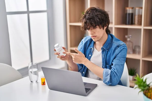 Young Hispanic Man Having Telemedicine Holding Pills Home — Stock Photo, Image