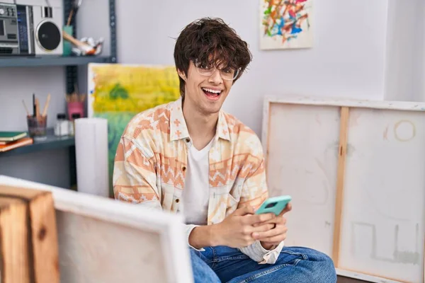 Jovem Artista Hispânico Sorrindo Confiante Usando Smartphone Estúdio Arte — Fotografia de Stock