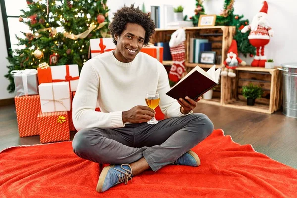 Jovem Afro Americano Lendo Livro Bebendo Vinho Sentado Chão Pela — Fotografia de Stock