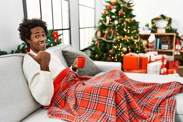 Jovem Americano Africano Sentado Sofá Bebendo Café Pela Árvore Natal — Fotografia de Stock