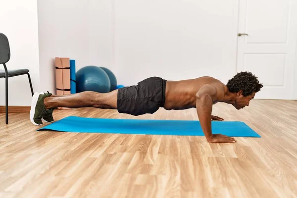 Young African American Man Training Push Ups Gym — Stockfoto