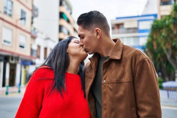 Man Woman Couple Kissing Hugging Each Other Street — Fotografia de Stock