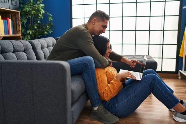 Man Woman Couple Hugging Each Other Using Laptop Home — Stock Photo, Image