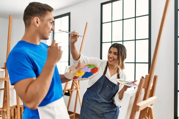 Dois Estudantes Sorrindo Brincando Feliz Com Pintura Pincel Para Outro — Fotografia de Stock