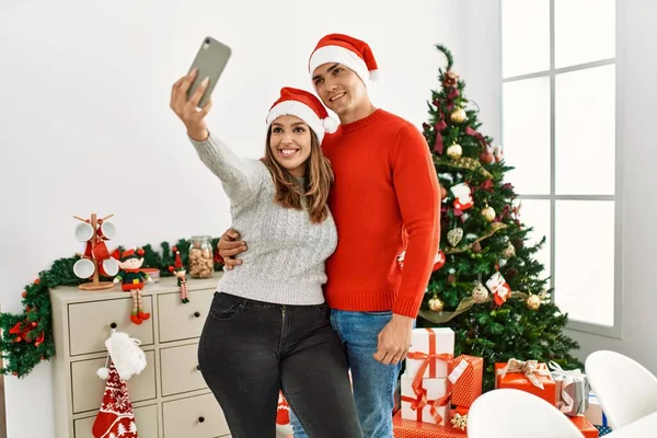 Mutlu Gülümseyen Genç Çift Noel Şapkası Takıyor Yüzünde Gülümsemeyle Evde — Stok fotoğraf