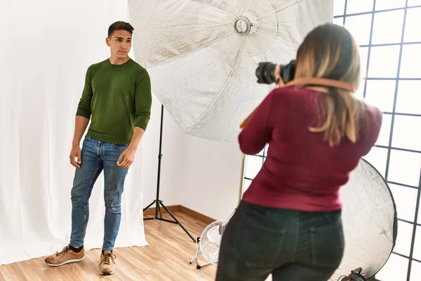 Mooi Model Poseren Voor Professionele Fotograaf Studio — Stockfoto