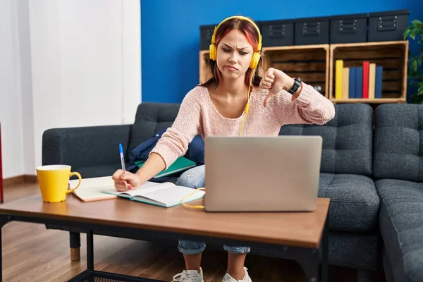 Jonge Blanke Vrouw Werkt Met Behulp Van Computer Laptop Met — Stockfoto