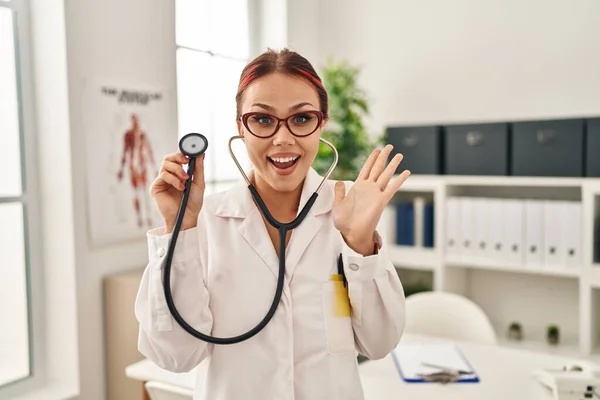 Ung Kaukasisk Kvinna Bär Läkare Uniform Med Stetoskop Fira Seger — Stockfoto