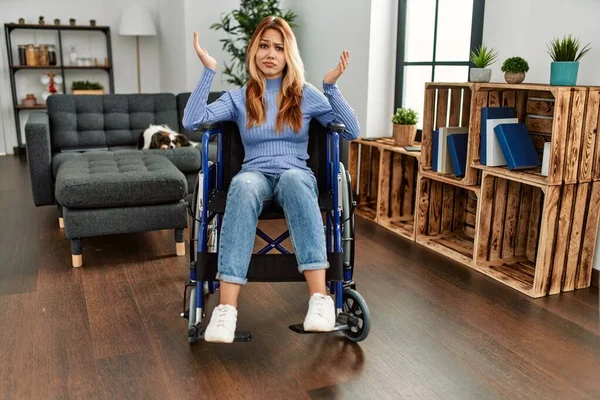 Jovem Mulher Bonita Sentada Cadeira Rodas Casa Sem Noção Expressão — Fotografia de Stock