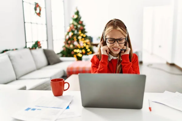 Ein Junges Kaukasisches Mädchen Das Tisch Sitzt Und Mit Laptop — Stockfoto