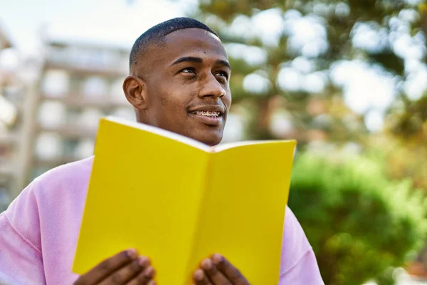 Молодий Афроамериканець Усміхається Радісній Читальній Книзі Місті — стокове фото