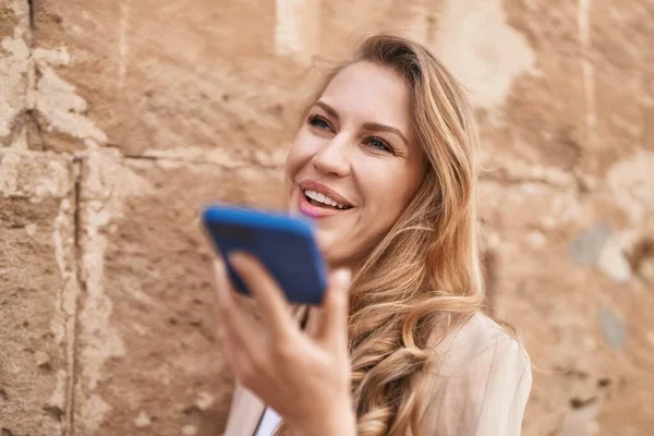 Νεαρή Ξανθιά Γυναίκα Χαμογελά Αυτοπεποίθηση Μιλώντας Στο Smartphone Στο Πάρκο — Φωτογραφία Αρχείου