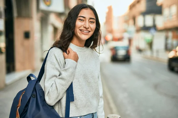 Ung Mellanösternstudent Flicka Ler Glad Stående Vid Staden — Stockfoto