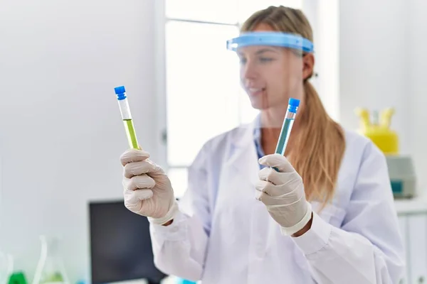 Mujer Rubia Joven Vistiendo Uniforme Científico Sosteniendo Tubos Ensayo Laboratorio — Foto de Stock