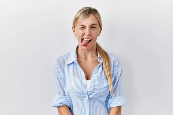 Schöne Blonde Frau Die Über Weißem Hintergrund Steht Die Zunge — Stockfoto