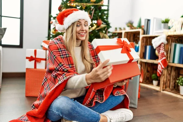 Νεαρή Ξανθιά Γυναίκα Unboxing Δώρο Κάθεται Από Χριστουγεννιάτικο Δέντρο Στο — Φωτογραφία Αρχείου