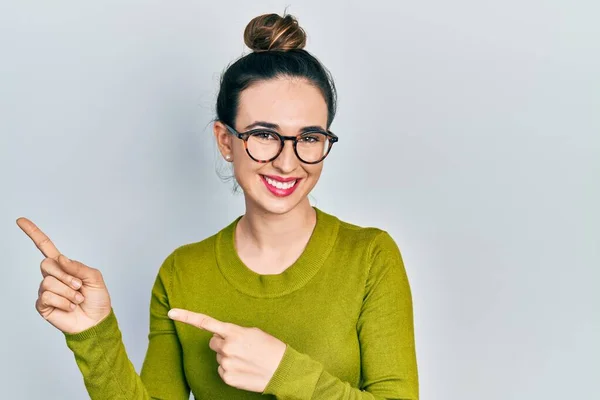 Jong Hispanic Meisje Dragen Casual Kleding Bril Glimlachen Kijken Naar — Stockfoto