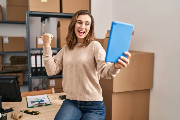 Young Woman Working Ecommerce Doing Video Tablet Pointing Thumb Side — Φωτογραφία Αρχείου