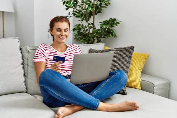 Junge Frau Sitzt Mit Laptop Und Kreditkarte Hause Auf Sofa — Stockfoto