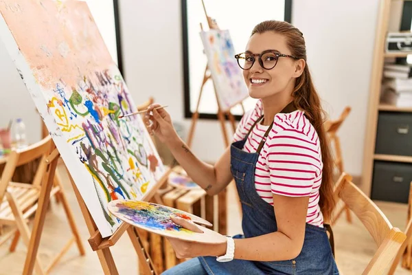Ung Kvinde Smilende Selvsikker Tegning Kunststudiet - Stock-foto