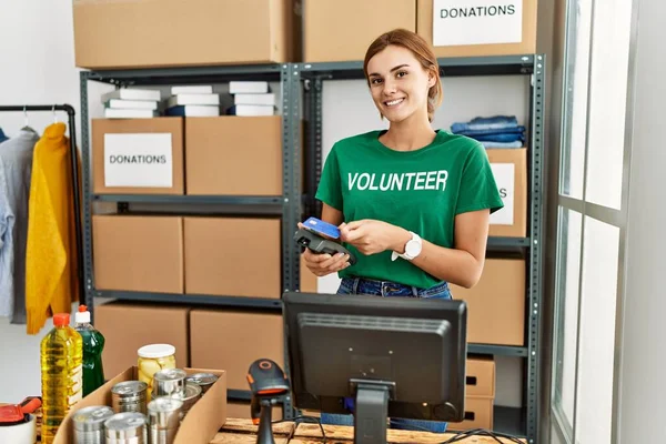 Mujer Joven Con Uniforme Voluntario Usando Tarjeta Crédito Teléfono Datos —  Fotos de Stock