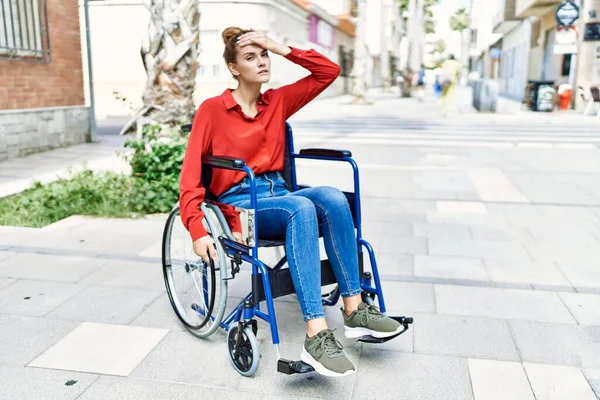 Молодая Брюнетка Женщина Сидит Инвалидной Коляске Открытом Воздухе Напряжены Разочарованы — стоковое фото