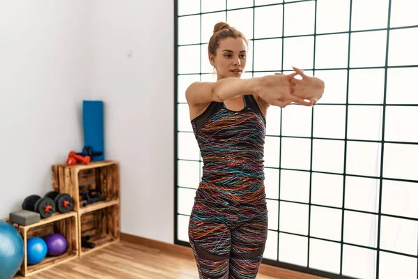 Young Woman Stretching Sport Center — Stock fotografie