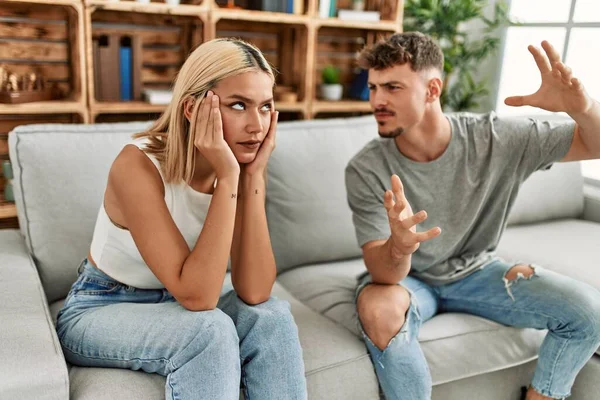 Junges Kaukasisches Paar Lächelt Glücklich Hause — Stockfoto