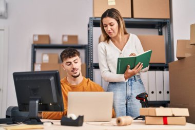 Genç adam ve kadın dış ticaret işçileri ofiste çalışıyor.