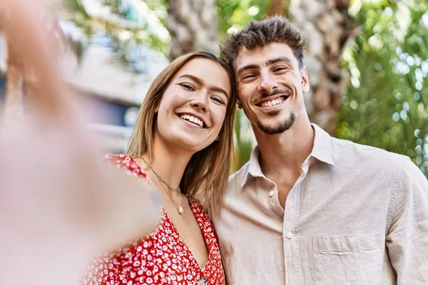 Jovem Casal Hispânico Sorrindo Feliz Fazendo Selfie Pela Câmera Cidade — Fotografia de Stock