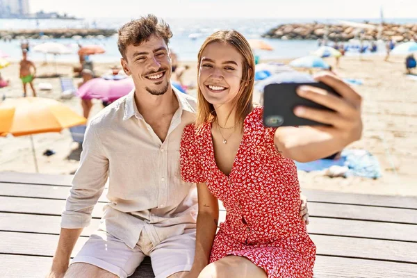 Νεαρό Ζευγάρι Ισπανόφωνων Διακοπές Κάνουν Selfie Από Smartphone Κάθεται Στον — Φωτογραφία Αρχείου