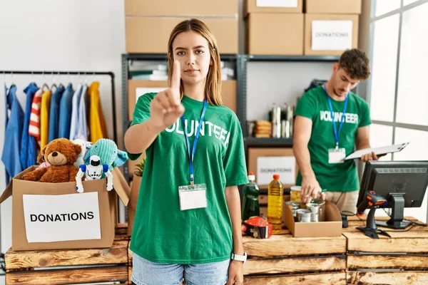 Bağış Standında Gönüllü Tişört Giyen Genç Sarışın Kız Parmağını Kaldırmış — Stok fotoğraf