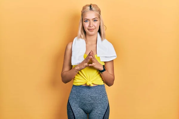 Beautiful Blonde Sports Woman Wearing Workout Outfit Hands Together Fingers — Stockfoto