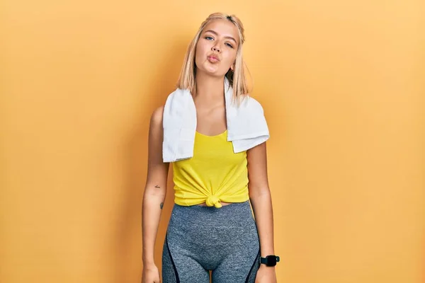 Beautiful Blonde Sports Woman Wearing Workout Outfit Looking Camera Blowing — Stockfoto