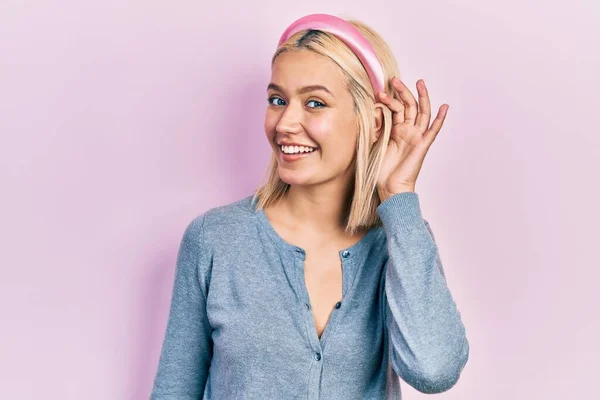 Beautiful Blonde Woman Standing Pink Background Smiling Hand Ear Listening — 图库照片
