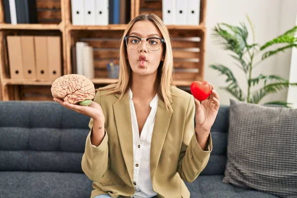 Junge Blonde Frau Die Therapiebüro Arbeitet Und Gehirn Und Gesundheit — Stockfoto