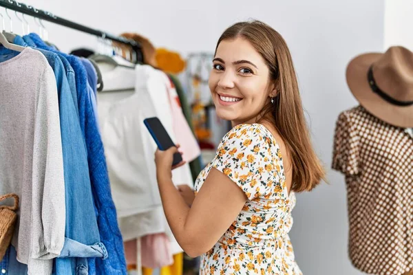 年轻的惊慌失措的女人在服装店给衣服拍照 — 图库照片